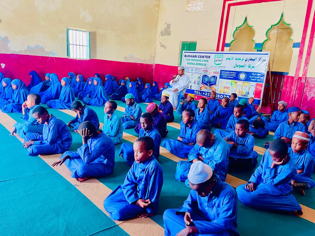 طالب يقرأ القرآن